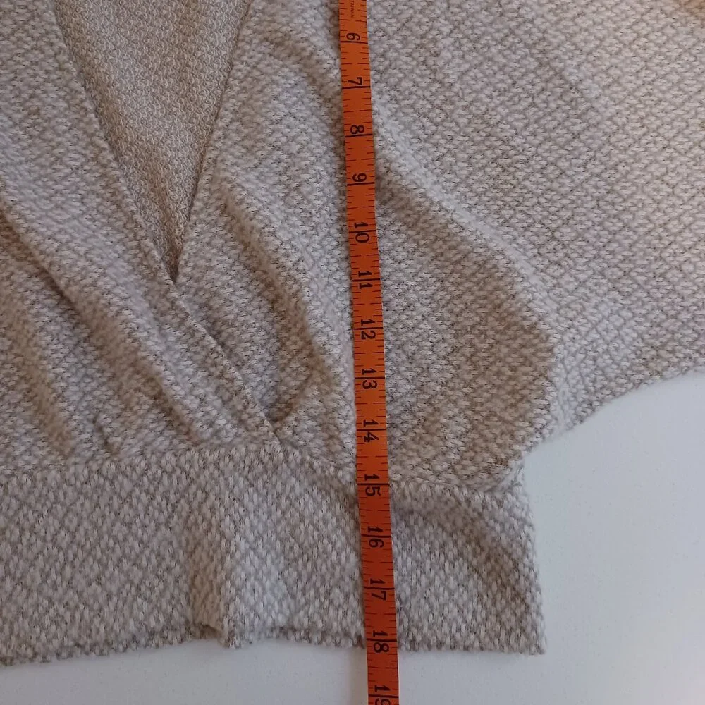 Women's Urban Outfitters Cropped V-Neck Lightweight Long Sleeve Sweater Size Med
